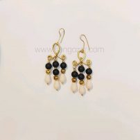 گوشواره بزرگ برنجی و کریستال اشکی کرم و سنگ اونیکس
